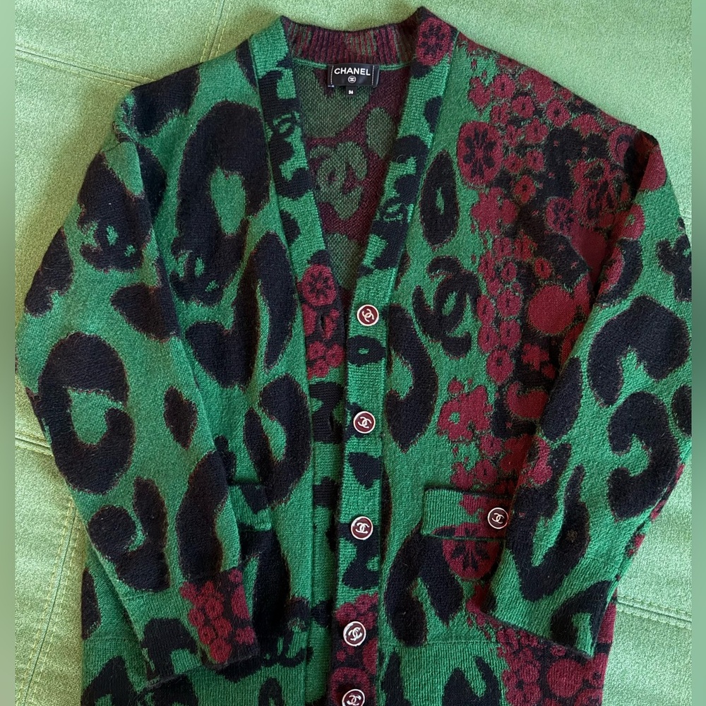[SOLD 💔]Chanel Metiers D’art 2023 Cashmere Cardigan